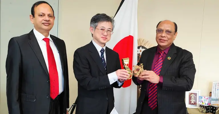 আকিয়ামা শিনইচির সঙ্গে ড. নেয়ামত ও মো. দাউদ আলী